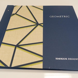 "Eingestelltes ""Seavik Geometric"" Musterbuch mit strukturierter Tapete perfekt für Bastelarbeiten, Collagen, Scrapbooking und vieles mehr." Mehr als 40 Seiten