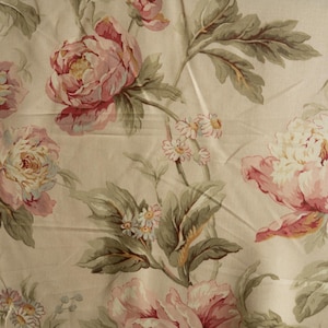 Puede incluir: Tela de color crema con un gran estampado floral con peonías rosas y blancas y hojas verdes. El diseño es un patrón repetitivo de flores y follaje.