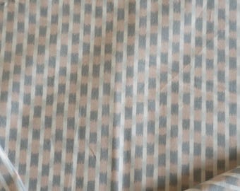 Puede incluir: Primer plano de una tela con un patrón repetitivo de rayas verticales. Las rayas están compuestas por bloques rectangulares alternos en rosa claro, gris y blanco. La tela tiene un aspecto suave y texturizado.
