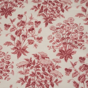 Könnte beinhalten: Ein cremefarbener Stoff mit einem sich wiederholenden Toile-Muster aus dunkelroten Blumenclustern. Das Design zeigt detaillierte Illustrationen verschiedener blühender Blumen und beblätterter Stängel, die in einem gleichmäßigen Layout angeordnet sind.