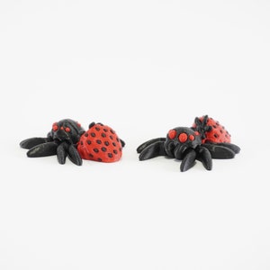 3 Erdbeer-Spinnen Einzigartiges Kunstwerk Minifigur Schreibtischspielzeug Figürchen Wohndeko 3D gedruckt Bild 1