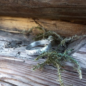 Pierścień Bright Spirit – prosty pierścień z cienkiej obrączki z recyklingowanego srebra próby 925, wzór młotkowany, skandynawski, nordycki, naturalny, skały, klif, góra