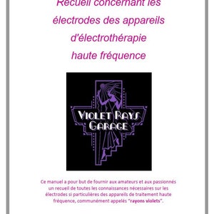 Puede incluir: Una imagen en blanco y negro de un logotipo vintage para un negocio llamado "Violet Rays Garage". El logotipo presenta a una mujer con un vestido morado de pie en una escalera con un sol detrás de ella. El texto "Violet Rays Garage" está escrito en una fuente decorativa.
