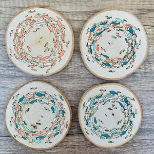 Dessous de verre en bois brûlé par banc de poissons