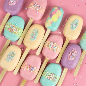 How to Make Spring Easter Cakesicles - Domestically Speaking