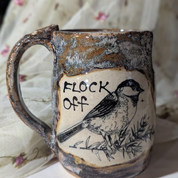 Taza de pájaro Flock Off de 16 onzas de cerámica hecha a mano