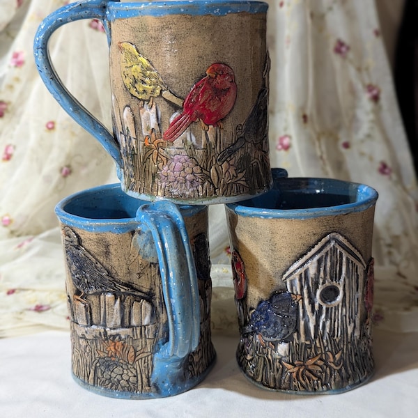 Tazas de cerámica hechas a mano con pájaros en una cerca. 593 ml. Hermosa taza envolvente con pájaros primaverales.