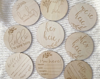 Wooden Baby Announcement Disc – Newborn Photography Prop, Birth Keepsake & Baby Shower Gift