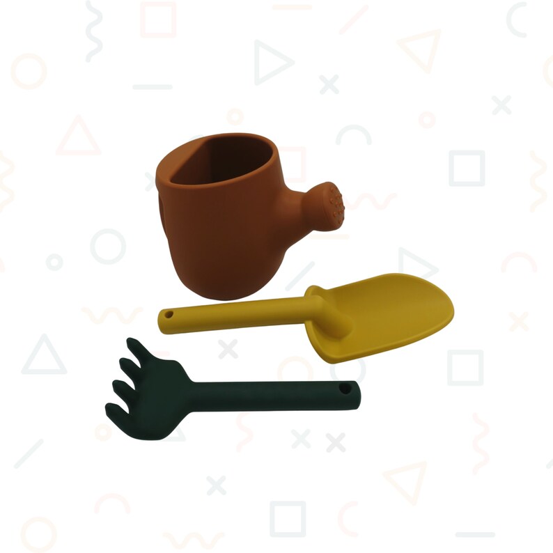 Pu&ograve; includere: Un set di attrezzi da giardinaggio per bambini, tra cui un annaffiatoio marrone, una paletta gialla e un rastrello verde scuro. Gli attrezzi sono realizzati in un materiale morbido e resistente, progettati per le mani piccole.