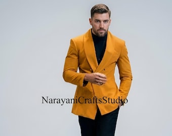Terno masculino elegante amarelo de duas peças com abotoamento duplo e calça preta.