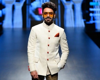 Off-white Jodhpuri kostym, marskalkar, brudkostym med kopparfärgade byxor.