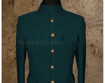 Puede incluir: Una chaqueta azul verdosa con cuello mandarín y botones dorados. La chaqueta tiene dos bolsillos de solapa y un bolsillo en el pecho.