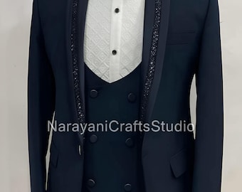 Novo e elegante terno de casamento masculino de três peças na cor azul marinho.