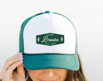 Puede incluir: Una gorra de camionero blanca y verde con un parche verde que dice "Camp Brooke Est. 2021".