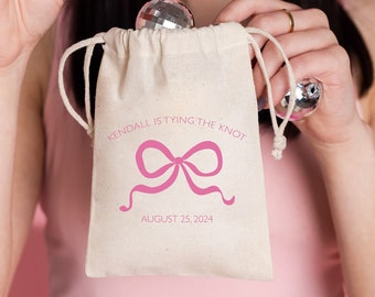 Ella está atando los bolsos de nudo - Bolsa de favor de despedida de soltera - Bolsas de bienvenida de viaje para niñas - Bolsas de bienvenida - Favores de boda - Bolsas de kit de resaca - Coqueta