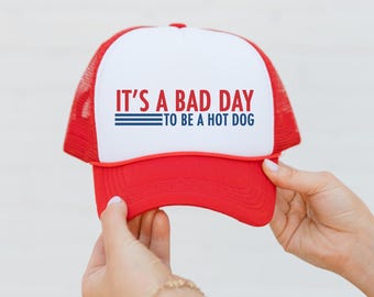 Gorra de camionero con perrito caliente - Gorra de camionero personalizada - Gorra del 4 de julio - Gorra divertida - Regalo para dama de honor - Perrito caliente salchicha divertido - Gorra divertida de Costco