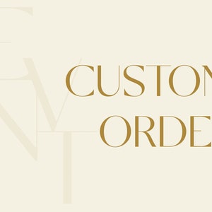Può includere: Testo dorato su sfondo beige chiaro che recita "CUSTOM ORDER". La parola "EVENT" è parzialmente visibile in un tono dorato più chiaro, dietro il testo "CUSTOM ORDER".