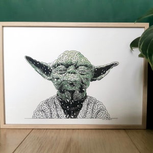 Peut inclure: Un dessin au trait noir et blanc encadré de Yoda de Star Wars. Le dessin est composé de lignes et de volutes complexes, créant un portrait unique et détaillé du personnage emblématique.