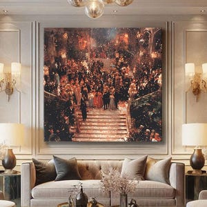 Op de afbeelding: Een interieur met een groot, ingelijst kunstwerk dat een drukke gebeurtenis op een grote trap toont. De kamer omvat een beige bank, gouden bijzettafels en een kroonluchter. Het kunstwerk is het middelpunt.