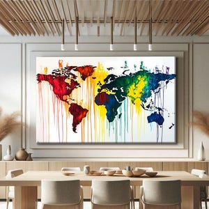 Könnte beinhalten: Ein großes rechteckiges Wandbild, das eine Weltkarte in leuchtender, tropfender Farbe zeigt. Die Kontinente sind in einem Farbspektrum aus Rot, Orange, Gelb, Grün und Blau dargestellt, wobei Farbstreifen vertikal nach unten verlaufen.