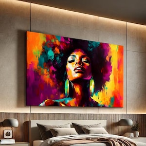 Könnte beinhalten: Ein farbenfrohes Gemälde einer Frau mit Afro und großen Creolen. Das Kunstwerk zeigt eine Mischung aus leuchtenden Farben, darunter Orange, Lila und Türkis. Das Gemälde wird über einem Bett in einem modernen Schlafzimmer gezeigt.