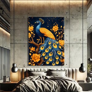 Peut inclure: Une impression murale rectangulaire représentant un paon aux plumes bleues et dorées perché sur une branche d'arbre, entouré de fleurs jaune doré sur un fond bleu marine foncé, exposée au-dessus d'un cadre de lit moderne rembourré.