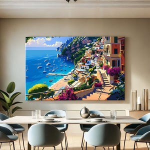 Könnte beinhalten: Ein großer, farbenfroher Leinwanddruck, der eine italienische Küstenstadt mit Gebäuden zeigt, die einen Hügel hinunter zum Meer führen. Das Kunstwerk weist eine lebendige Palette von Blau-, Grün-, Rosa- und Orangetönen auf. Der Druck wird über einem Esstisch mit sechs hellblauen Stühlen angezeigt.