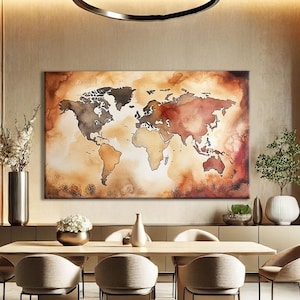Peut inclure: Une grande carte du monde à l'aquarelle dans des tons marron, rouge et noir est accrochée au-dessus d'une table à manger en bois. La pièce présente des tons neutres, avec des chaises beiges et un luminaire décoratif. L'œuvre d'art est le point central.