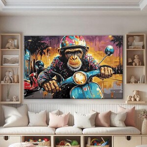 Peut inclure: Une impression sur toile vibrante représente un singe conduisant un scooter bleu, portant un casque et une veste colorés. L'arrière-plan présente une scène de ville avec des palmiers et un coucher de soleil. L'œuvre est exposée dans une pièce confortable et bien éclairée.