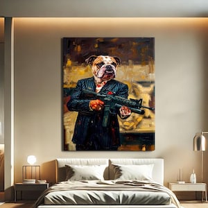 Può includere: Una grande stampa artistica su tela raffigura un bulldog in un abito gessato che tiene un fucile. L'opera d'arte ha uno sfondo scuro e strutturato con una tavolozza di marroni, gialli e neri. Il volto del bulldog è dettagliato e lo stile generale è un mix di realismo e caricatura.
