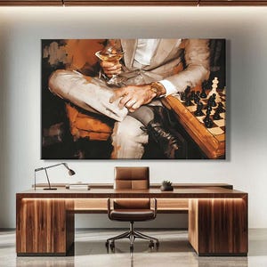 Peut inclure: Une grande impression d'art mural rectangulaire représentant une personne en costume clair tenant un verre de liquide ambré tout en étant assise devant un échiquier avec des pièces noires et blanches. Le style est pictural et chaleureux.