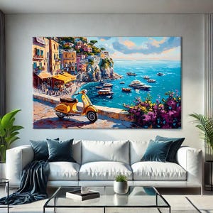 Könnte beinhalten: Ein großer Leinwanddruck zeigt eine italienische Küstenstadt mit einem gelben Roller auf einer Steinmauer. Das Kunstwerk zeigt farbenfrohe Gebäude, Boote auf dem türkisfarbenen Meer und leuchtend violette Blumen. Der Druck hängt über einem weißen Sofa.