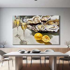 Peut inclure: Une peinture à l'huile représente une nature morte avec des flûtes à champagne, des huîtres et des citrons. L'œuvre présente deux flûtes à champagne remplies d'un liquide doré, un plateau d'huîtres et deux citrons jaunes, dont un coupé en deux. La peinture est exposée au-dessus d'une table à manger.