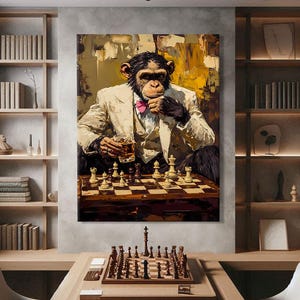 Può includere: Dipinto a olio di uno scimpanzé in abito bianco e papillon rosa, che gioca a scacchi con un drink in mano. La scacchiera è al centro, con i pezzi disposti. Il dipinto è appeso sopra un tavolo di legno con un gioco di scacchi. Firma dell'artista in basso a destra.