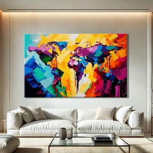 Puede incluir: Gran pintura abstracta de un mapa del mundo. La obra presenta una vibrante paleta de azules, amarillos, morados y rojos, creando una representación texturizada y expresiva de los continentes. La pintura se exhibe sobre un sofá blanco.