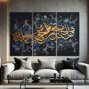 Könnte beinhalten: Ein dreiteiliger Leinwanddruck mit einem goldenen arabischen Kalligraphie-Design auf dunkelblauem Hintergrund mit blauen und goldenen Akzenten. Das Design ist von einem wirbelnden Muster aus Gold und Blau umgeben.