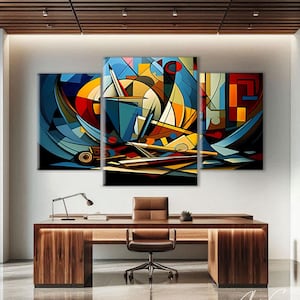Op de afbeelding: Abstracte kunst drieluik met een levendig kleurenpalet van blauw, geel, rood en oranje. Het kunstwerk toont geometrische vormen en lijnen, waardoor een dynamische compositie ontstaat. Het kunstwerk wordt tentoongesteld boven een houten bureau met een leren stoel.
