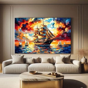 Op de afbeelding: Een groot, kleurrijk schilderij van een zeilschip op de oceaan onder een levendige zonsondergang. Het kunstwerk toont een gedetailleerde weergave van het schip met bolle zeilen, tegen een achtergrond van oranje, rode en blauwe tinten. Het schilderij wordt boven een crèmekleurige bank tentoongesteld.
