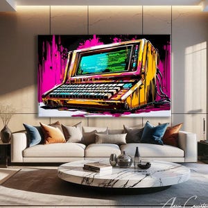 Könnte beinhalten: Ein großer, farbenfroher Leinwanddruck eines Vintage-Computers. Das Kunstwerk zeigt einen gelben Computer mit grünem Bildschirm und einer schwarz-weißen Tastatur vor einem leuchtend pinkfarbenen und schwarzen Hintergrund. Der Druck hängt über einem modernen Sofa.