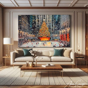 Può includere: Un grande dipinto raffigura una scena natalizia in una piazza cittadina. Un albero di Natale decorato si erge, circondato da una pista di pattinaggio e da edifici. Le persone pattinano e guardano. L'opera d'arte è appesa sopra un divano con cuscini.