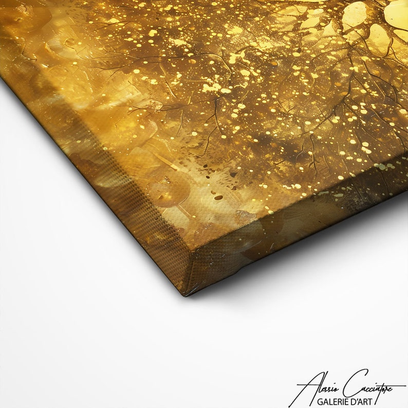 Peut inclure: Un gros plan sur une peinture sur toile avec un design abstrait textur&eacute; dans des tons d'or et de brun. La toile est tendue et pr&ecirc;te &agrave; &ecirc;tre encadr&eacute;e.