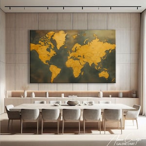 Peut inclure: Une grande carte du monde dorée avec les contours des pays est accrochée au mur. La carte est placée sur un fond vert foncé et marron. La carte est au-dessus d'une longue table à manger de couleur claire avec des chaises.