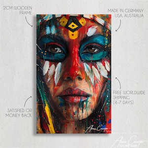 Peut inclure: Une peinture abstraite color&eacute;e d'un visage de femme avec des plumes et des &eacute;claboussures de peinture. La peinture est encadr&eacute;e d'un cadre en bois de 2 cm.