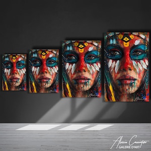 Peut inclure: Quatre tailles diff&eacute;rentes d'une peinture repr&eacute;sentant le visage d'une femme avec un maquillage color&eacute; et des plumes. La femme a les yeux bleus et les l&egrave;vres rouges. L'arri&egrave;re-plan est gris fonc&eacute;.