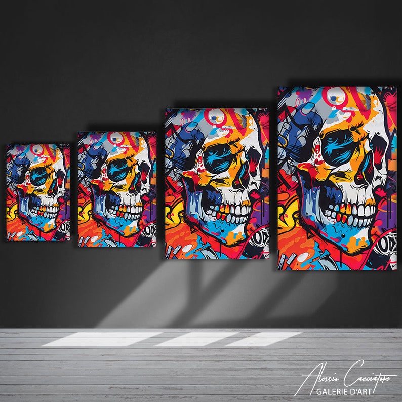 Puede incluir: Cuatro impresiones de lienzo coloridas de una calavera con arte de graffiti. La calavera es blanca con ojos negros y una boca negra. El fondo es una mezcla de colores brillantes, incluyendo rojo, naranja, amarillo, verde, azul y morado.
