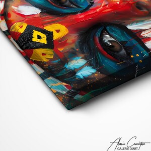 Peut inclure: Peinture abstraite d'un visage aux couleurs vives, notamment rouge, jaune, bleu et noir. Le visage a de grands yeux et des plumes peintes autour.