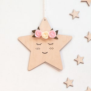 Wooden Sleeping Star with Flowers, Nursery Wall Decoration, Kinderzimmer Dekoration, Kids Room Wooden Decoration, Baby Nursery Decor