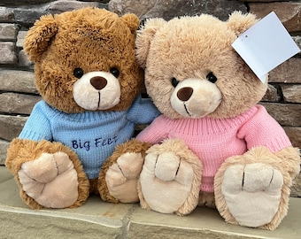 Große Füße Teddybär, personalisierter Teddybär mit süßem Strickpullover, Geschenk für Freund / Freundin, Geburtstag, Valentinstag, Geschenk Neugeborenes