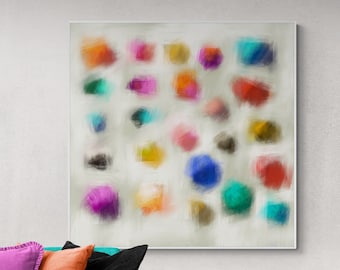 Può includere: Un divano turchese con tre cuscini, uno rosa, uno arancione e uno nero, davanti a un muro bianco con un dipinto astratto colorato.