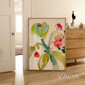 K&ouml;nnte beinhalten: Abstrakte Aquarellmalerei eines Blumenarrangements mit rosa, roten und gr&uuml;nen Blumen. Das Gem&auml;lde ist gerahmt und h&auml;ngt an einer Wand.